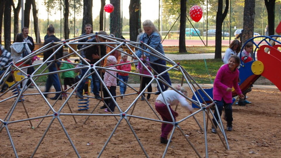 playground_12m2_geodesic_3
